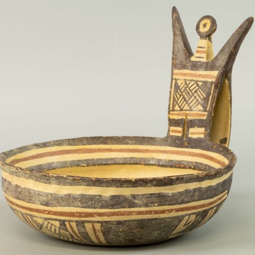Null 一个Kyatos，Daunian，意大利南部的陶器，有黑色和红色的绘画，有形象的带耳，公元前6-5世纪。 
包括主人的购买声明。A-高15和ø17厘米