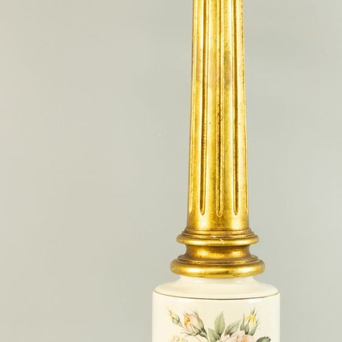 Null 柱子形式的灯座 鎏金木质的瓷质底座，上面有多色石印的花卉装饰。宽+高：67厘米