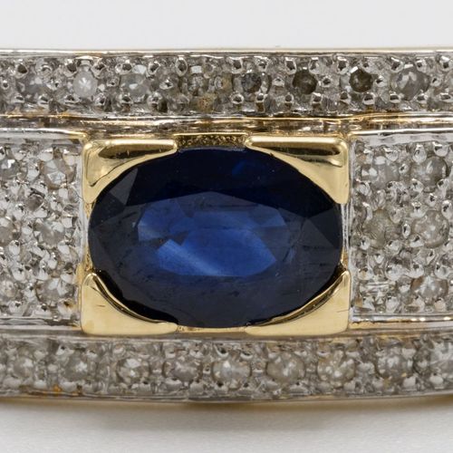 Null Anello con zaffiro e diamanti 18 kt. Bicolore, zaffiro blu centrale, incast&hellip;