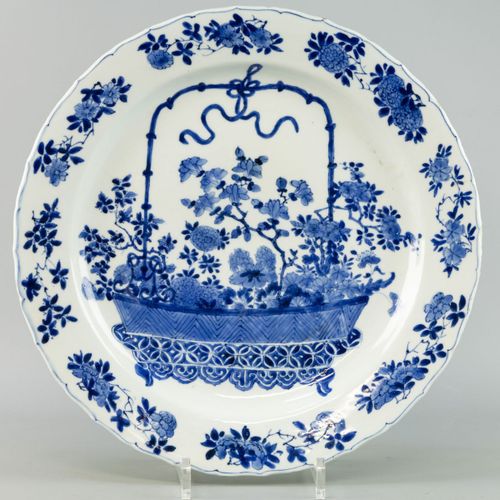 Null 一个碟子，中国，康熙，17/18世纪 瓷器，有轮廓的边缘和青花装饰的花篮 - 碎裂和片状物。 
出处：Van der Ven & van der Ve&hellip;