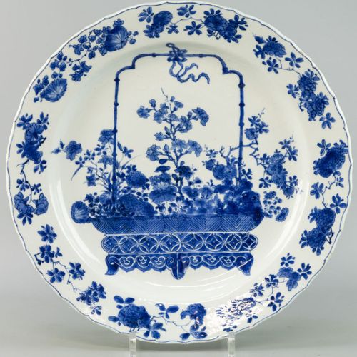 Null Un platillo, China, Kangxi, S. XVII-XVIII Porcelana con borde contorneado y&hellip;