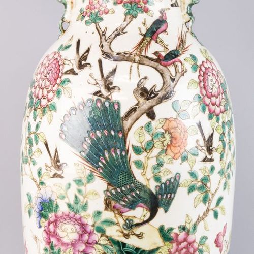 Null 一个花瓶，中国19世纪 瓷器，粉彩装饰的鸟和牡丹 - 领子被粘住，有毛边。长-高62厘米