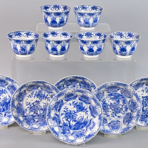 Null Juego de seis tazas y platillos Kangxi, China, S. XVII-XVIII Porcelana con &hellip;
