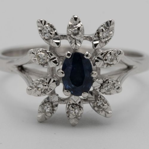Null 镶嵌蓝宝石和钻石的18克拉白金戒指，以蓝宝石为中心，周围是几颗 "单切 "切割的钻石，最大0.10克拉。Vs/Si F/G。一个尺寸16