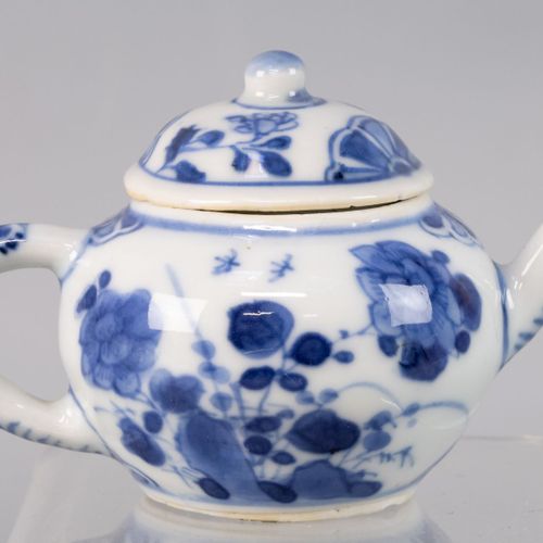 Null 微型拉罐，中国，康熙，17/18世纪 蓝白瓷，有花纹装饰--盖子有细微的损坏。A- 高6.2厘米，宽9.5厘米
