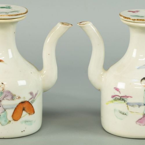 Null A pair of wine jugs, China, 19th century Porcelain with famille rose decor &hellip;
