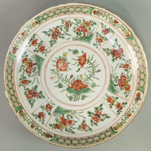 Null 一个碟子，中国康熙，17/18世纪 瓷器，有粉彩装饰 - 毛边6厘米和一些裂缝，装饰稍有磨损。宽ø28厘米