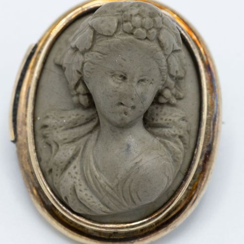 Null A cameo brooch, England 19th century 14 krt. Gold, with a haut relief portr&hellip;