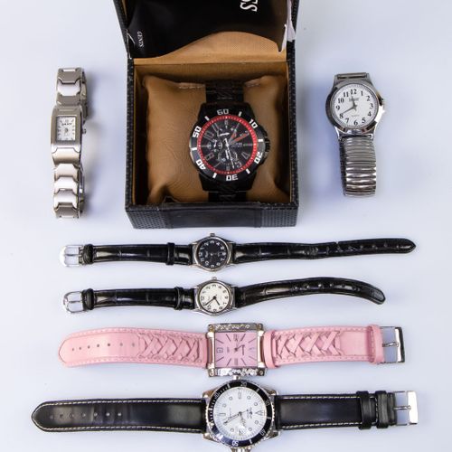 Null Eine Menge verschiedener Armbanduhren W.O. Winner, Garonne, Regal, Guess un&hellip;
