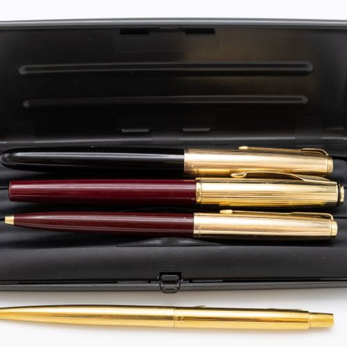 Null 四支古老的笔，帕克所有的镀金框架，一支圆珠笔，黑色钢笔和一套暗红色的钢笔和圆珠笔，以及一个-有问题的-帕克3支笔的盒子。B