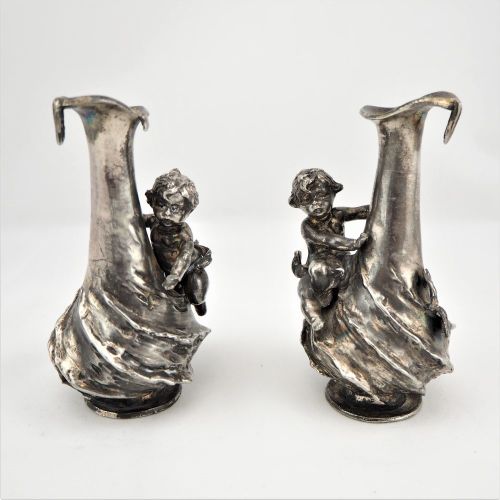 A pair of ornamental vases with puttos around 1900 Une paire de vases ornementau&hellip;