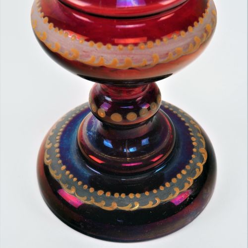Pair of bohemian vases 一对波西米亚风格的花瓶

由浅色玻璃制成，部分颜色为红色。口吹，在底部有撕裂的痕迹。圆顶形，冷漆有卷草和叶子的图案&hellip;