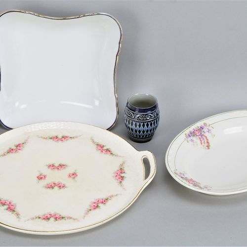SET OF TABLEWARE Set of tableware

consisting of a large cake plateau, faience, &hellip;
