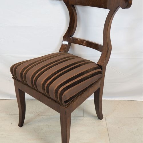 Biedermeier ox head chair, southern German around 1820 比德梅尔牛头椅，1820年左右的德国南部

饰面的&hellip;