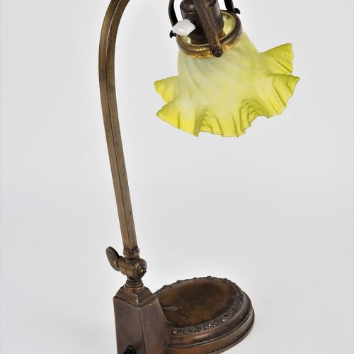 Table lamp around 1920 1920年左右的台灯

沉重的椭圆形支架，装饰有花卉图案。顶部是一个方形轴的形式，向前面弯曲。在末端有插座和玻璃支&hellip;