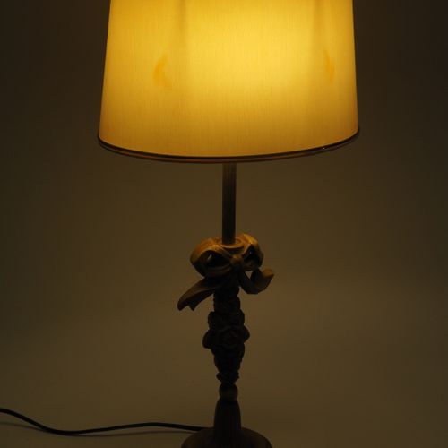 Table lamp with shade Table lamp with shade

Round stand, floral shaft on top wi&hellip;