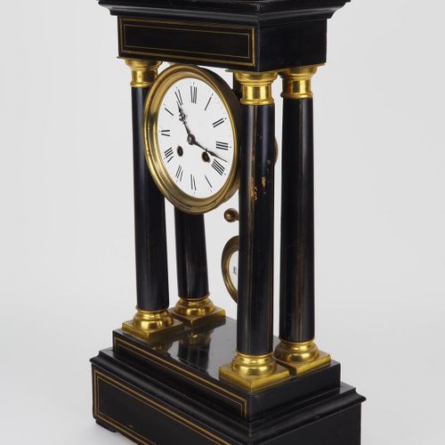French mantel clock, around 1870 法国壁炉钟，1870年左右

盒子由硬木碳化制成，有黄铜镶嵌，柱子有黄铜柱头。法国时钟机芯，有&hellip;