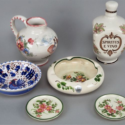 Bundle of Ulm ceramics 乌尔姆瓷器包

包括瓶，方形，带塞，绘有葡萄图案，高20厘米；一个带把手的壶，高15厘米；一个碗和两个小盘子，以及&hellip;