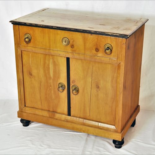 Biedermeier side cabinet 比德梅尔侧柜

软木柜身，贴有樱桃木的饰面。正面有两扇门，稍微向内偏移，上面有一个暗示的抽屉，盖子可以向上打开&hellip;