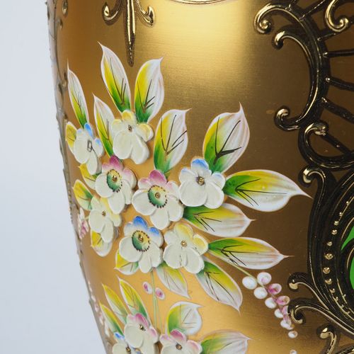 Large Bohemian vase 大型波西米亚花瓶

绿色，略带彩虹色的玻璃。丰富的金色装饰，轻度浮雕（糊状）。三面有大花束。圆顶形，有宽板形的支架。非常&hellip;