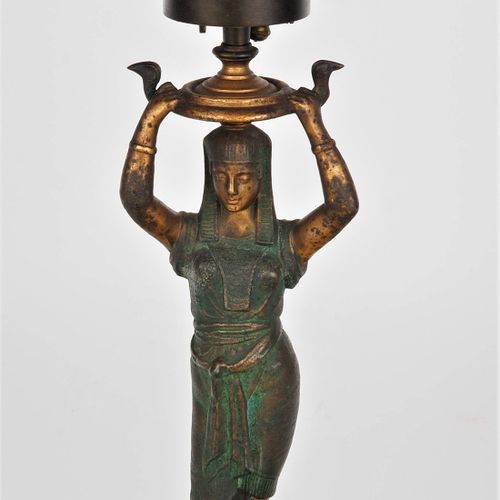 Rare night light clock around 1890 1890年左右罕见的夜光钟

在一个高轴上，形状是一个埃及女人，把钟放在她的头上。圆形支架&hellip;