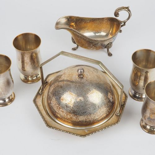 Convolute silver plated 镀银圆盘

由四个杯子组成，高脚杯形状，高11厘米，直径6.5厘米，还有带把手的酱船，球状，有三个脚，高12.5&hellip;