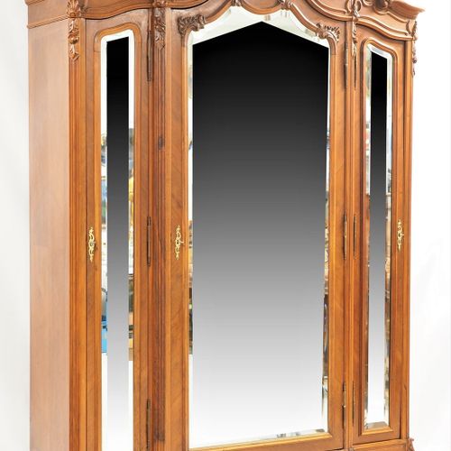 Large wardrobe, Viennese rococo around 1870 大衣柜，1870年左右的维也纳洛可可式衣柜

主体由木头制成，外面用胡桃&hellip;