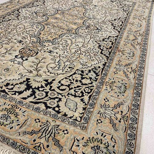 Handknotted oriental carpet, Kashmir - natural silk Tapis oriental noué à la mai&hellip;