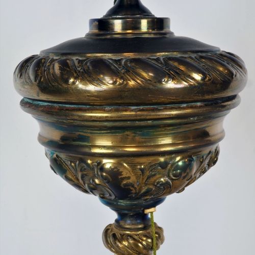 Large floor lamp, around 1880 Große Stehleuchte, um 1880

Breites, sich nach obe&hellip;