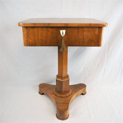 Sewing table, Biedermeier around 1820 Table à coudre, Biedermeier vers 1820

Cla&hellip;