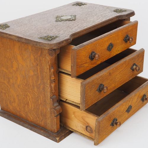 Model chest of drawers around 1880 1880年左右的抽屉柜模型

由橡木制成，背板为云杉木。有轮廓的支架和顶板。略微凹陷的抽屉&hellip;