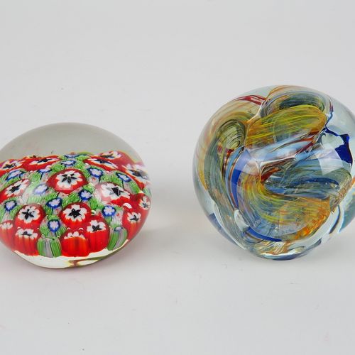 Two paperweights Due fermacarte

in vetro trasparente, di forma rotonda e colora&hellip;