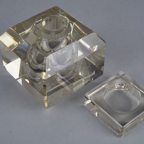 Inkwell / paperweight 砚台/镇纸

水晶玻璃制成的立方体形状的墨斗，切割。方形的盖子。没有明显的缺陷。也可以作为镇纸使用。20世纪初


&hellip;