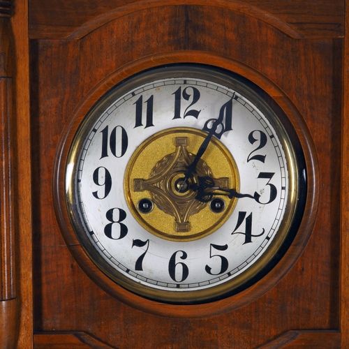 Cantilever clock, around 1900 悬臂钟，1900年左右

胡桃木贴面的外壳，两侧有半柱。机芯的持续时间约为2周，半小时和一小时由音质&hellip;