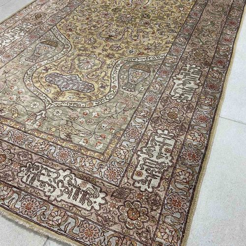 Hereke, Turkey - silk carpet Hereke, Türkei - Seidenteppich

handgeknüpft, feine&hellip;
