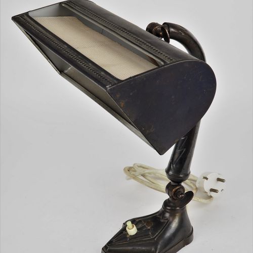 Art Deco table lamp around 1930 1930年左右的装饰艺术台灯

沉重的底座，带有集成开关。弧形的灯杆上有两个调节装置。灯罩和插座&hellip;