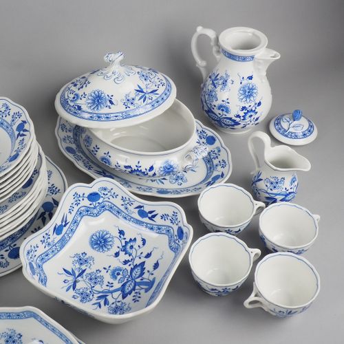 Large dinner and coffee service Hutschenreuther onion pattern. Grand service à d&hellip;