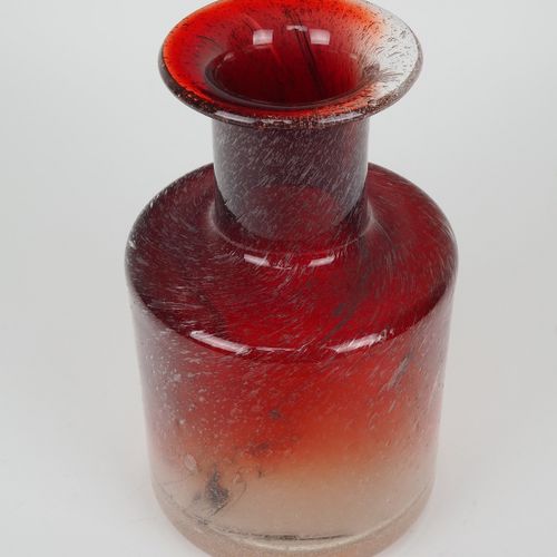 Large vase, 60s 大花瓶，60年代

非常厚壁的透明玻璃，有红色的色彩以及气泡形式的融化。宽而厚的支架，渐变到顶部，鼓起的嘴唇向外突出。完好无损。&hellip;