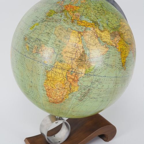Large table globe, 1930s 大桌球，1930年代

大的圆球由木头和绳子制成。弧形的支架由木头制成，胡桃木饰面。金属环安装在上面，镀铬，有&hellip;