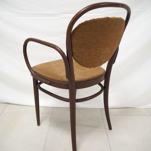 Pair of Thonet armchairs 一对Thonet扶手椅

榉木扶手椅，由山毛榉制成，在蒸汽下弯曲。桃花心木染色和软垫。1930年左右在维也纳，&hellip;