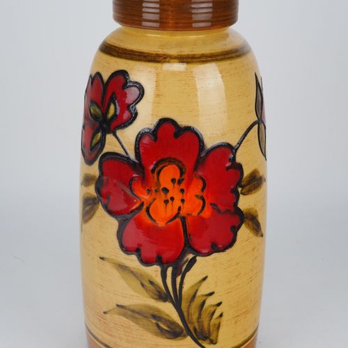 Large flower vase 70s 大花瓶70年代

由陶瓷制成。有宽大的底座，渐变到顶部。花瓶口有凹槽装饰。绘有大红花，浅浮雕，浅棕色和深棕色的釉面。&hellip;