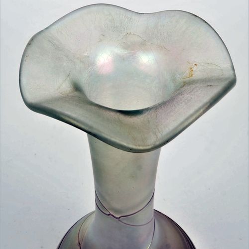 Vase by Poschinger 波辛格的花瓶

厚壁长颈花瓶，强烈的球状支架，浅色的磨砂玻璃，略带彩虹色，周围都是浅红色玻璃的熔合线。花瓶向外的开口处被加&hellip;