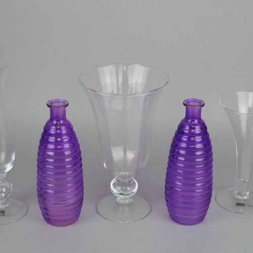 Mixed lot of glass vases, 5 pieces 一批混合的玻璃花瓶，5件

三个透明玻璃，圆顶形，每个都有一个板状的支架，完好无损，高度从&hellip;