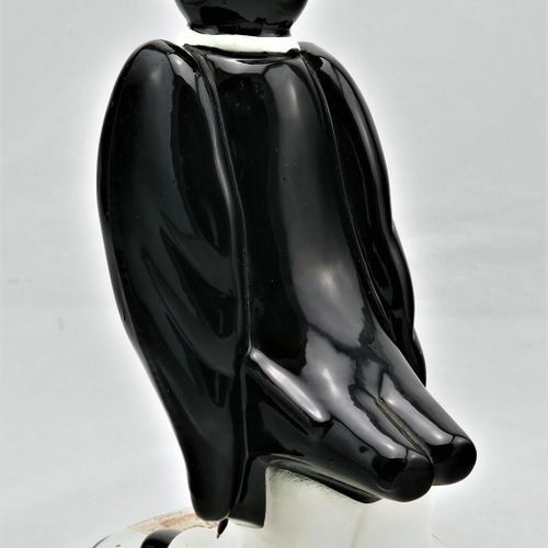 Advertising figure as bottle, 60s 作为瓶子的广告人物，60年代

陶瓷制成，彩色釉面。形状是一只带高帽的乌鸦。非常有趣的设计。&hellip;