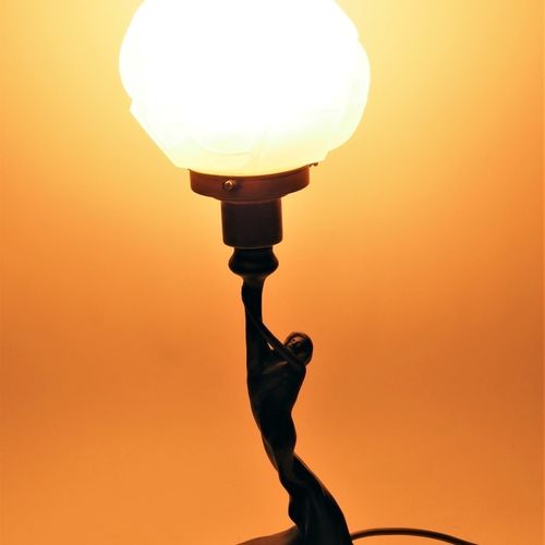 Table Lamp Art Nouveau 新艺术风格的台灯

抛光的金属灯座，黄铜玻璃支架。适用于E27灯泡的插座，电力良好，可能已经更新（没有保证）。有老&hellip;