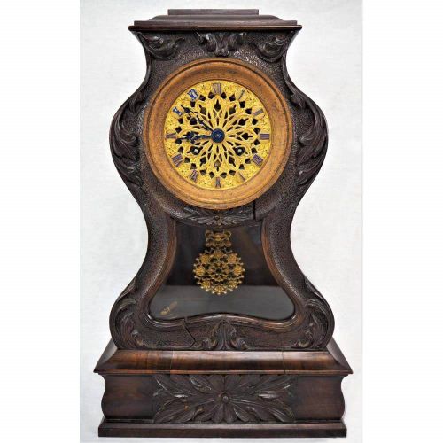 French chest clock around 1850 1850年左右的法国胸钟

桃花心木表壳，铃铛敲击半小时，动力储备14天，表盘和钟摆为青铜材质，镀&hellip;