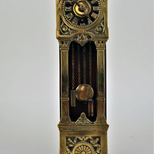 Miniature longcase clock around 1900 Pendule miniature à long carter vers 1900

&hellip;