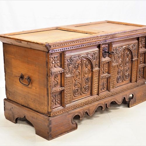 Large baroque chest, 18th century. 大型巴洛克式箱子，18世纪。

身体由针叶木制成，长方形，稍宽的支架上有锯齿装饰。正面有丰&hellip;