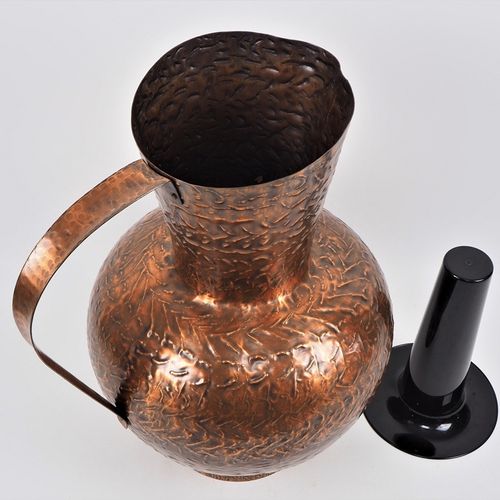 Oversized copper jug 超大的铜壶

有把手，强烈隆起。内有插页可作为花瓶使用。锤击和凿刻。完好无损。高65厘米，直径约。40厘米。



尺&hellip;