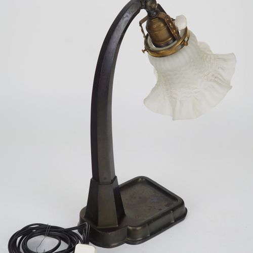 Desk lamp 1930s 1930年代的台灯

在一个大支架上，锥形凹槽轴，向前倾斜，有可调节的插座和伞架。插座E27。花形哑光玻璃灯罩。电气功能正常（无&hellip;